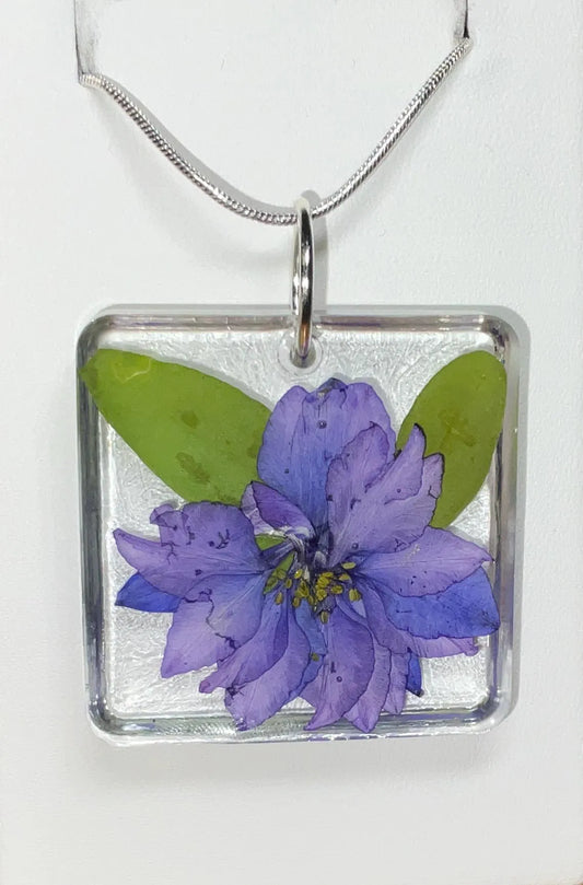 Collar de flores prensadas de color morado