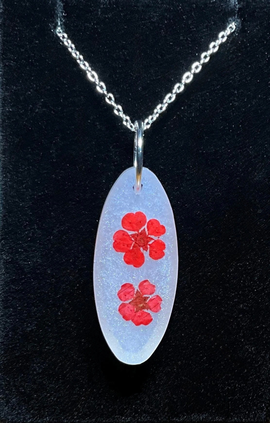 Collar de flores rojas