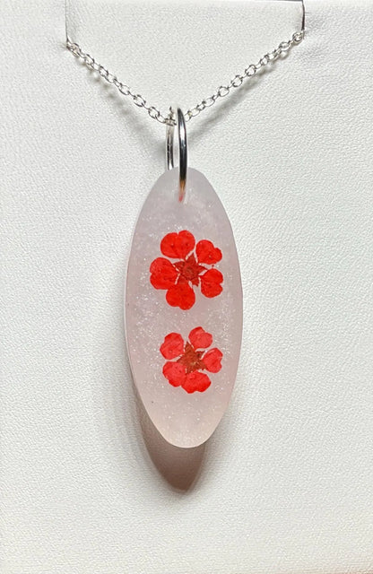 Collar de flores rojas