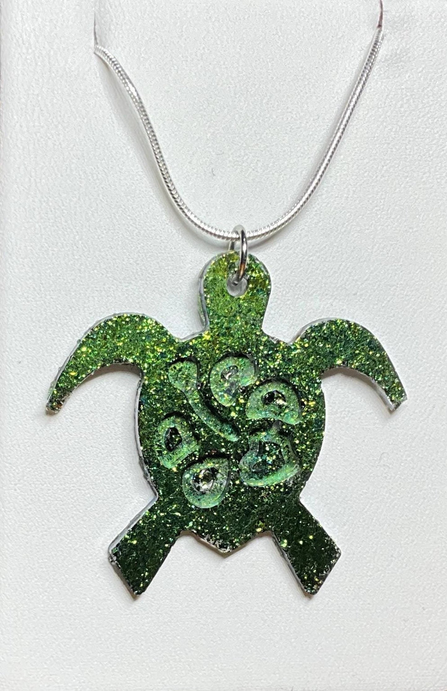 Color-Shift Turtle Necklace