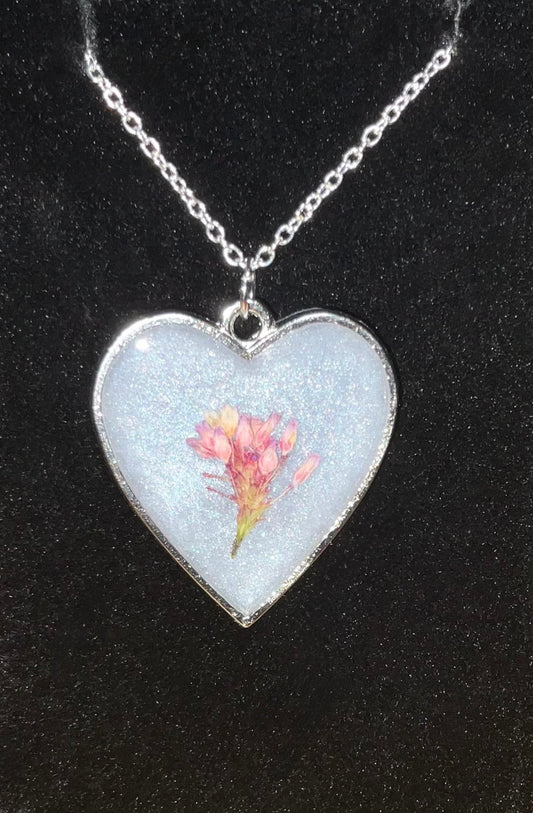 Collar de corazón con flores rosas