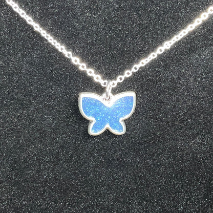 Pequeño collar de mariposas azules