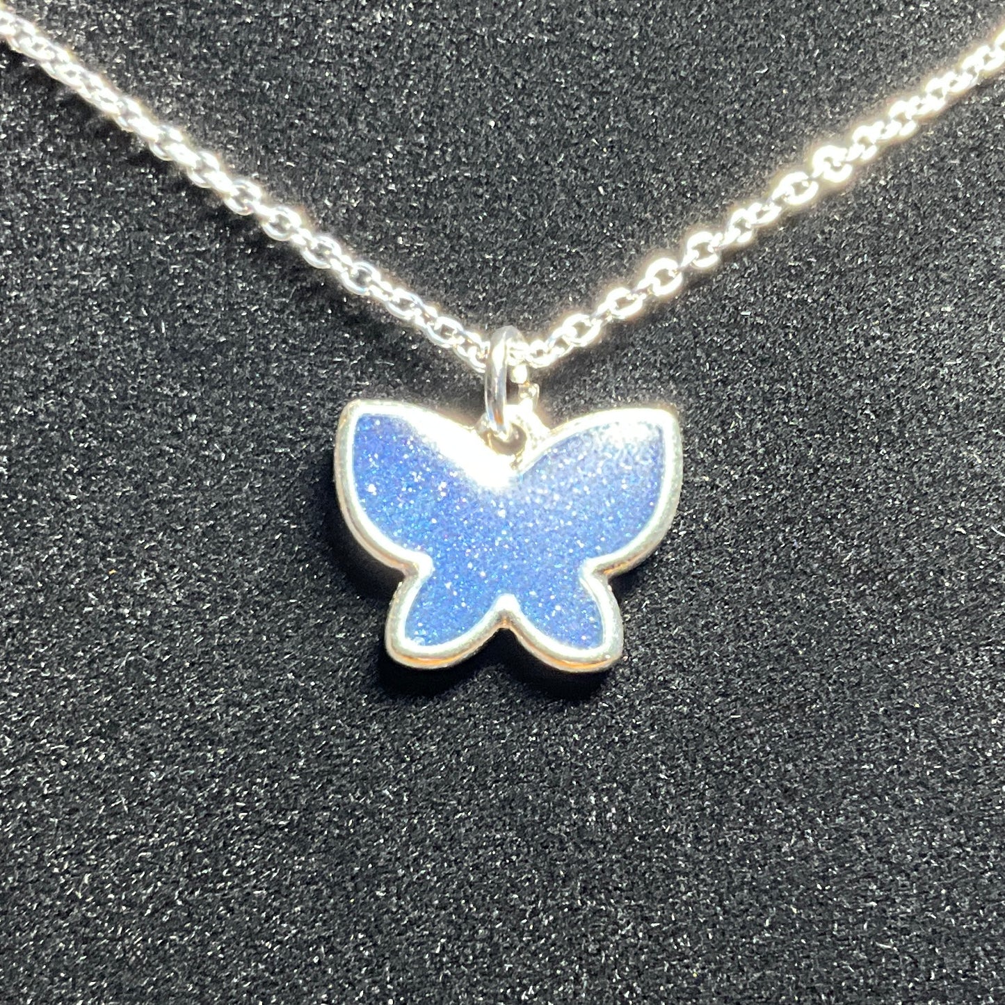 Pequeño collar de mariposas azules