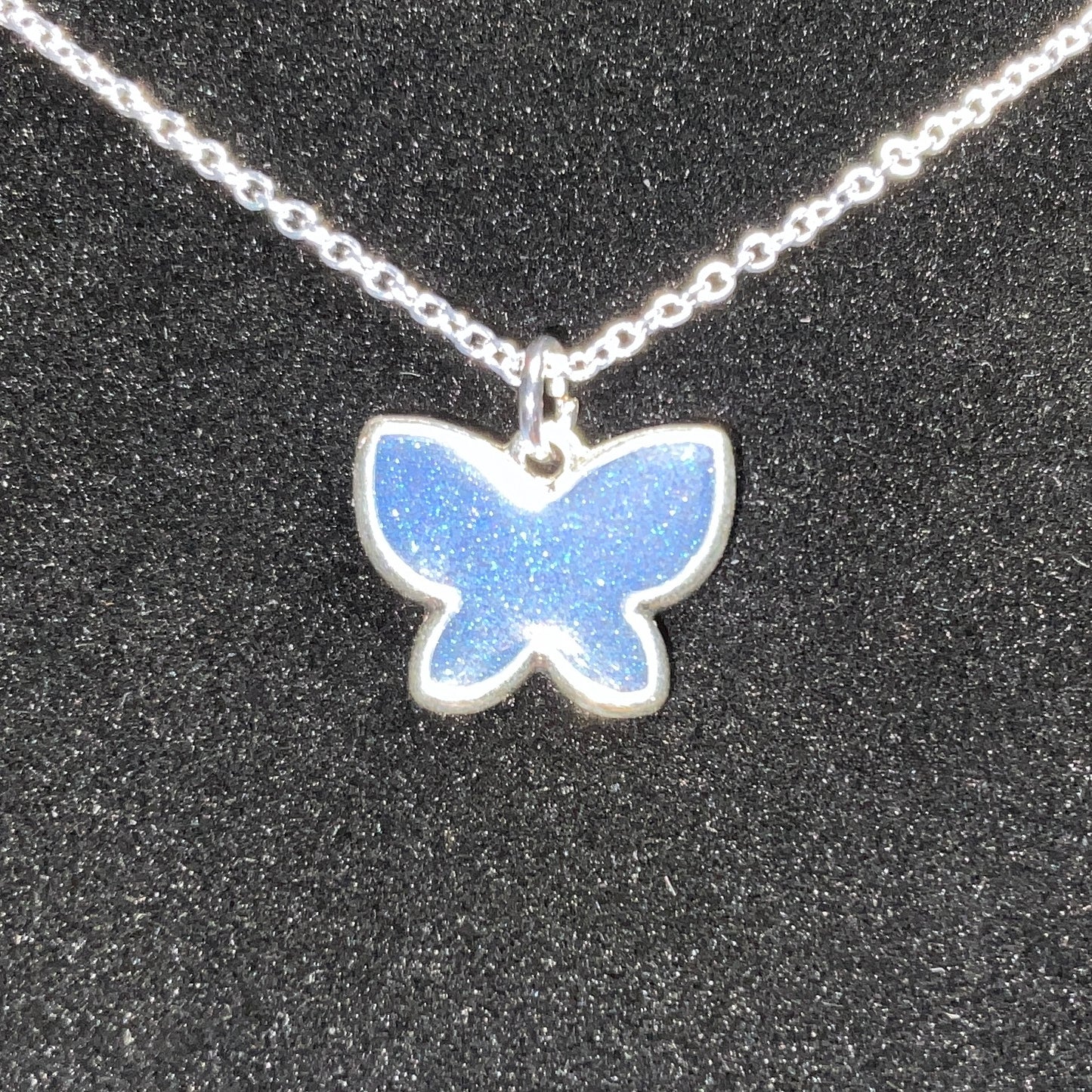 Pequeño collar de mariposas azules