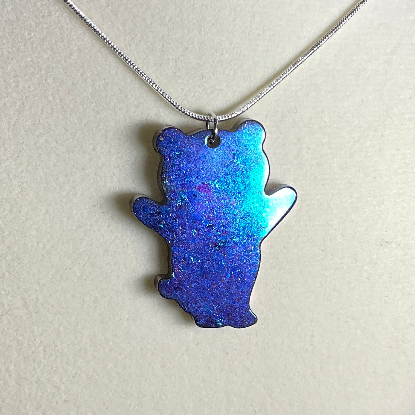 Color-Shift Hug Bear Necklace