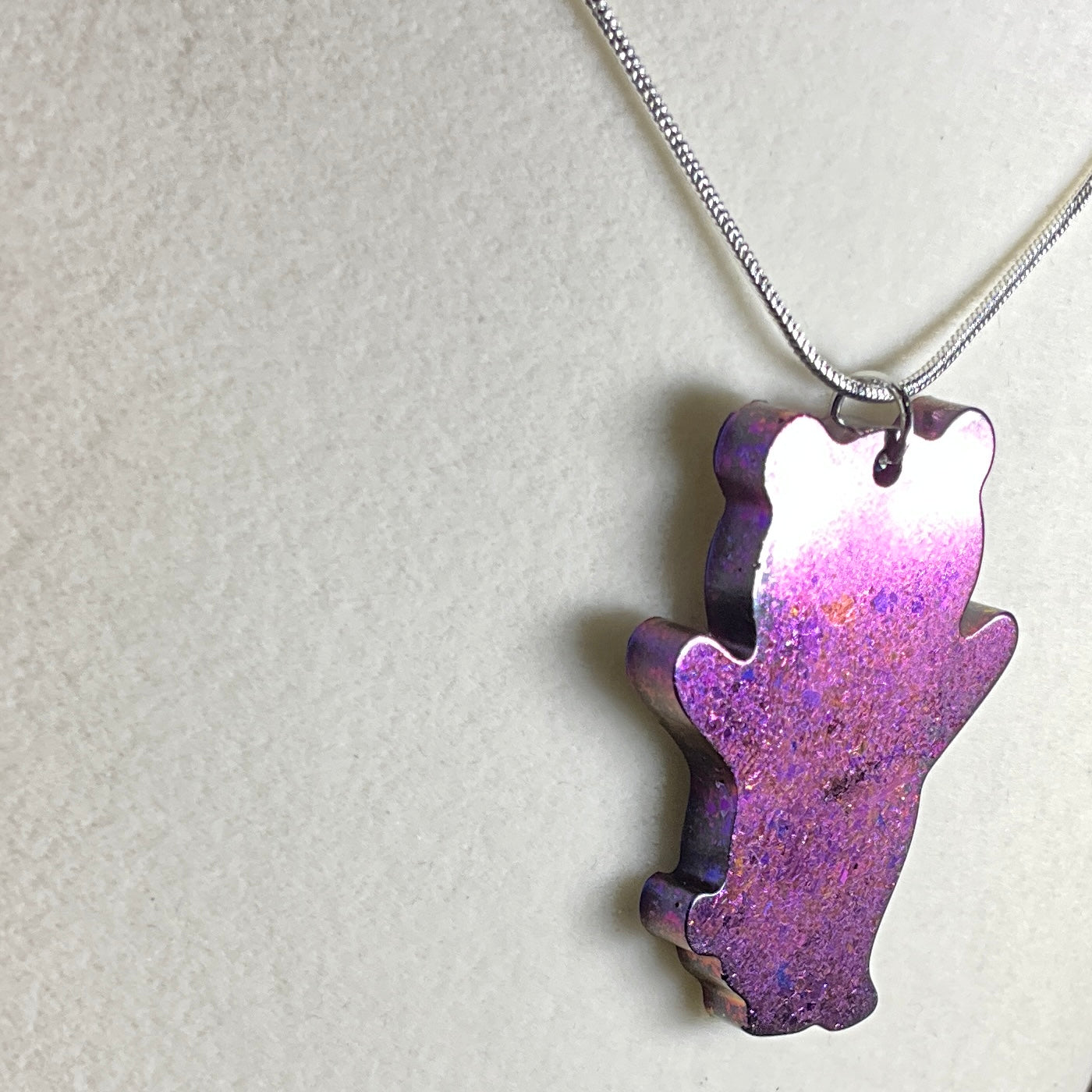 Color-Shift Hug Bear Necklace