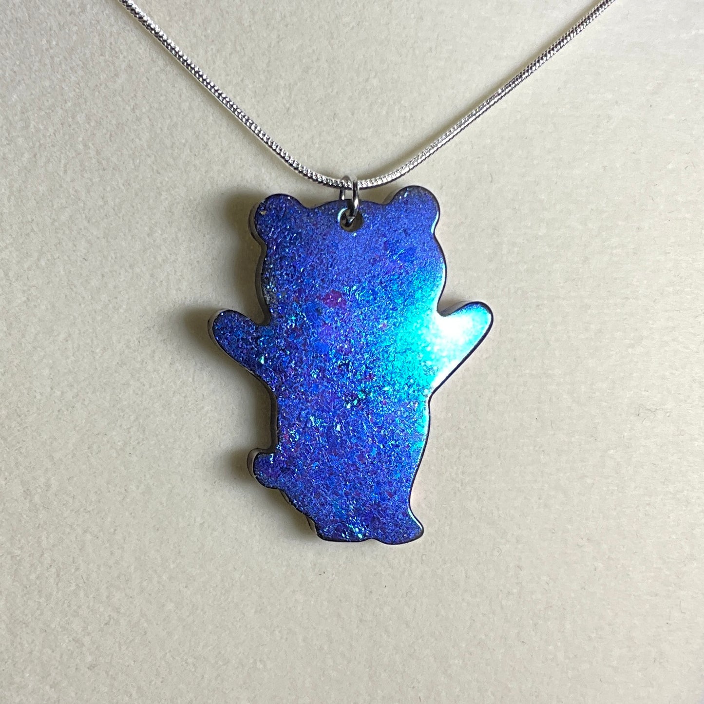 Color-Shift Hug Bear Necklace